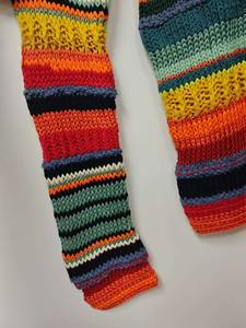 Suéter informal tejido a mano de lana 100% multicolor vibrante con rayas llamativas patrones abstractos en tonos de joya terrosa logotipo frontal - Product Image 5