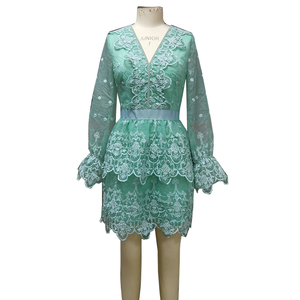 فساتين دانتيل مخصصة برقبة على شكل V للنساء بأكمام طويلة لحفلات الكوكتيل وإشبينة العروس وحفلات السهرة والمناسبات - Product Image 3