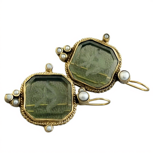 Orecchini pendenti esagonali vintage placcati oro con intarsio verde e montatura a castone con perle finte bianche per l'uso quotidiano da donna - Product Image 1