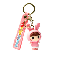 Porte-clés personnalisé en PVC avec poupée dessin animé Fille en chapeau d'éléphant, mousqueton et breloque papillon fleur, pour la vente au détail en boutique de cadeaux