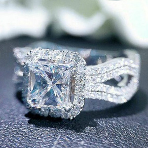 F1125 Anello di Fidanzamento di Lusso per Donna con Diamante Naturale Taglio Radiant, Design con Halo e Fascia Intrecciata - Product Image 3