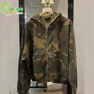Sweat à capuche zippé pour homme en molleton bouclette épais, coupe ample, imprimé camouflage intégral par sérigraphie - Product Image 1