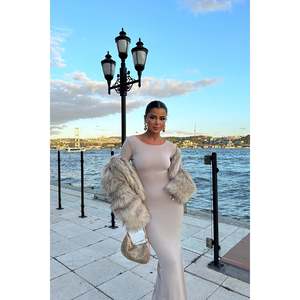 Vestidos Largos Beige con Lazo en la Espalda, Accesorio de Moda Elegante y con Estilo - Product Image 1