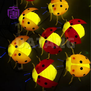 Lampe de nuit LED réaliste en forme de coccinelle personnalisée, avec des ailes qui battent, amusante pour la décoration extérieure du jardin ou de la chambre d'enfant - Product Image 4