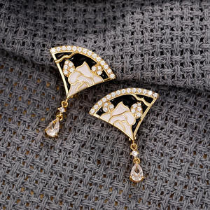 Boucles d'oreilles pendantes de luxe en cristal plaqué or avec motif floral en émail noir et blanc pour femme, bijoux de soirée - Product Image 6