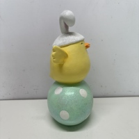 Statue personnalisée en résine d'œuf de Pâques à l'éclosion d'un poussin, figurine OEM peinte à la main pour les détaillants de cadeaux et les acheteurs de marques