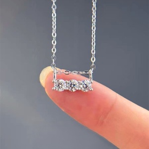 Collier ras du cou en argent <span class=keywords><strong>sterling</strong></span> S925 plaqué or 18 carats avec pendentif barre à trois pierres en moissanite, collier ras du cou horizontal à 3 pierres en moissanite pour femme - Product Image 4