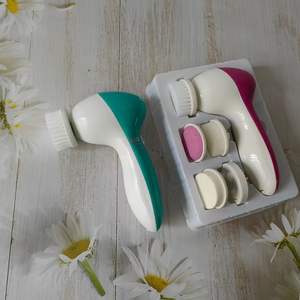 Cuidado DE LA PIEL Dispositivo de belleza Masaje Eléctrico Limpiador facial multifuncional Juego de cepillos faciales 5 en 1 Cepillo de limpieza facial - Product Image 1