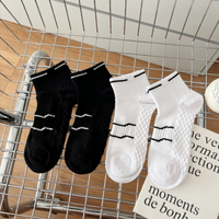 Chaussettes courtes unisexes de sport sur mesure Chaussettes de course quotidiennes en coton blanc noir uni