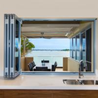 Fenêtres pliantes insonorisées en uPVC avec structure multi-chambres et vitrage acoustique haute performance STC pour projet de réduction du bruit urbain