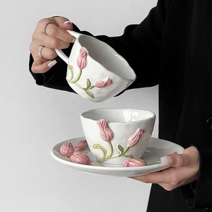 Ensemble de tasses à café <span class=keywords><strong>et</strong></span> à thé en céramique 3D élégant <span class=keywords><strong>et</strong></span> exquis, motif tulipe bleu rose, peint à <span class=keywords><strong>la</strong></span> main, en relief, avec soucoupe - Product Image 2