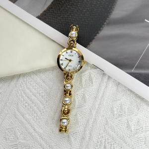 Montre élégante pour femme avec bracelet en perles haut de gamme, chiffres romains et mouvement à quartz - Product Image 6