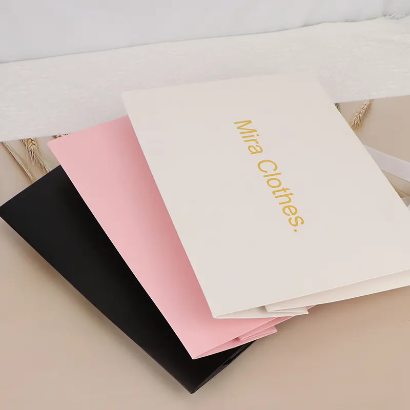 Luxus Papier Geschenk Einkaufs paket Tasche weiß Stempel Goldfolie Papier Boutique Taschen mit benutzer definierten Druck besitzen Ihr Logo
