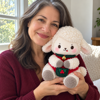 Peluche personnalisée sur commande : Agneau de Noël en peluche avec col à clochette en fourrure bouclée et service de conception de pochette tricotée