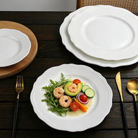 Assiettes de présentation en porcelaine fine gaufrée, style baroque, assiettes plates blanches festonnées pour mariage