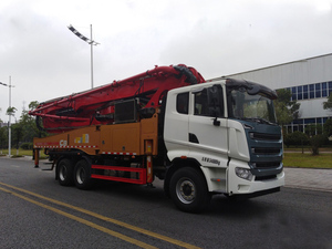 Pompe à béton montée sur camion avec flèche de moins de 37 m pour la construction - Product Image 4