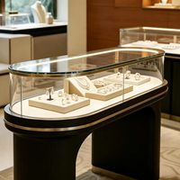 Comptoir d'exposition de bijoux de luxe GZowin OEM/ODM avec verre incurvé, éclairage LED, dimensions et couleurs personnalisables, construction durable