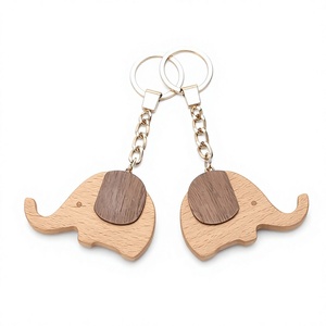 Llavero de madera natural con grabado personalizado para recuerdos de viaje, regalos turísticos y tiendas minoristas - Product Image 1