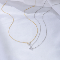 Collar de Cadena Clásico con Tres Piedras Geométricas, Circonita Cúbica, Letra V, Plata S925, Joyería al por Mayor