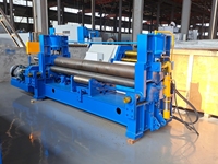 La machine à rouler les tôles en acier au carbone à trois rouleaux manuelle présente une structure simple et des frais d'entretien réduits