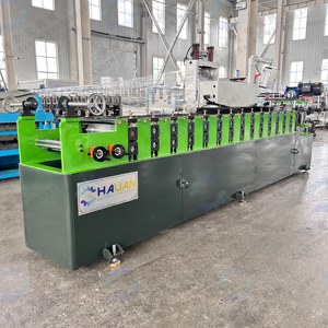 Machine automatique HAUAN pour la fabrication de panneaux de bardage Omega en acier, verte, 380V, contrôle PLC, haute productivité - Product Image 2