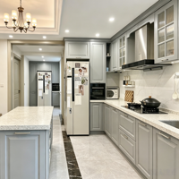 Cuisine modulaire sur mesure pour toute la maison, style américain, avec panneaux surélevés, construction en MDF, armoire en verre peinte gris écologique