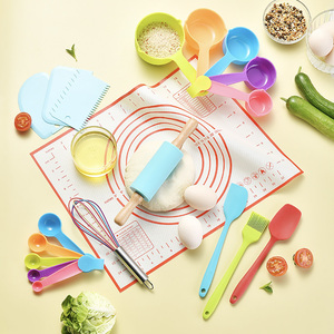 YIGO Montessori Ensemble de cuisson et de <span class=keywords><strong>cuisine</strong></span> pour enfants Outils et ustensiles de <span class=keywords><strong>cuisine</strong></span> sûrs pour les tout-petits Livres de <span class=keywords><strong>cuisine</strong></span> en silicone - Product Image 6