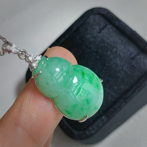 Pendentif gourde en jadéite birmane de qualité A en or 18 carats, bijou de luxe en jade naturel coloré pour femme, idéal pour le quotidien ou comme cadeau - Product Image 4
