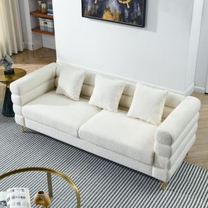 Sofá Chesterfield de Tres Plazas en Color Blanco Bouclé para Sala de Estar Moderna, Patas Doradas, Tapizado en Crema, Disponible en EE. UU. - Product Image 3