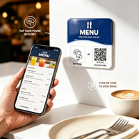 Autocollant de menu NFC en PVC personnalisé OEM, code QR double fonction, scanner pour consulter, bande magnétique, menu numérique, panneau de table pour café, restaurant