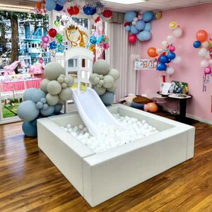 Piscine à balles intérieure en mousse blanche moderne sur mesure de 4, 5 ou 6 pieds pour événements scolaires, fêtes d'enfants, anniversaires, clubs et location d'équipements de piscine à balles - Product Image 1