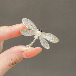 Nueva moda Metal elegante mariposa perla diamante insignia Pin broche ropa de mujer broches decorativos - Product Image 2
