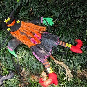 Decoración de Bruja Escalando el Árbol de Halloween, 88x103cm, Adorno Colgante para Exteriores, Material de Tela con Cabello Naranja, Decoración para Fiestas - Product Image 1
