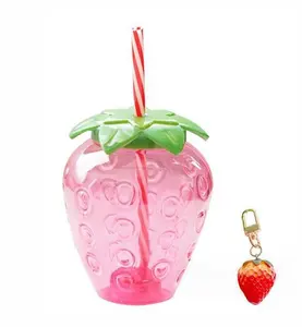 Plastique rose clair fraise avec couvercle et porte-clés