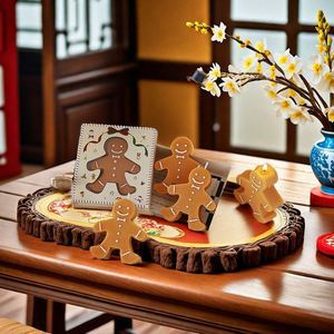 Bougie parfumée de Noël personnalisée en cire de soja naturelle, adorable bougie en forme d'homme en pain d'épices, décoration de maison pour les fêtes, cadeau - Product Image 1