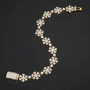 Bracelet élégant et luxueux en bijouterie fine pour femme, avec fleur entièrement sertie de moissanite, idéal pour les occasions spéciales, les soirées ou comme cadeau de fête. - Product Image 3