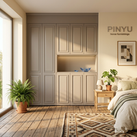 Armoire de rangement mate aux tons neutres avec meuble supérieur intégré pour projet d'appartement de services, solution de rangement personnalisée pour chambre à coucher