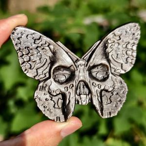 Exclusivo y Novedoso: Calaveras de Mariposa Talladas a Mano en Obsidiana Dorada y Plateada Natural, Diseño Plano de Cabeza de Mariposa Fantasma en Obsidiana para Regalo - Product Image 4