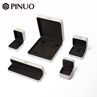 Boîte à bijoux magnétique fine PINUO en cuir blanc, ensemble de boîtes à bijoux en daim noir, cinq pièces, pour collier, bague, bracelet, avec logo personnalisé