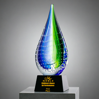 Trophée de reconnaissance artisanal en verre en forme de goutte d'eau, avec logo personnalisé, pour cadeau d'affaires, par Noble Manufacturer