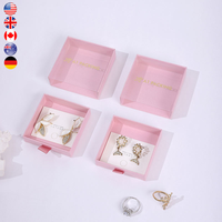 Gamme d'emballages de bijoux A1 Distinctive Blush avec boîtes à tiroirs carrées, cartes blanches pour boucles d'oreilles, panneau de couvercle doré et présentoir