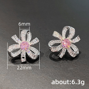 Orecchini a Perno Floreali Rosa per Donne, Graziosi Orecchini a Fiore, Gioielli di Moda Quotidiana - Product Image 4