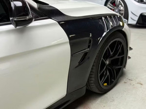 Aile avant ventilée en fibre de carbone pour BMW F80 M3 F82 M4 2015-2020 - Product Image 2