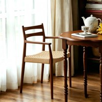 Chaise de salle à manger vintage de style nordique du milieu du siècle, en bois massif avec dossier en corde tressée et accoudoirs, pour usage en restaurant