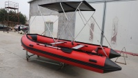 Bateau pneumatique de sauvetage de 3,3 à 4,8 mètres pouvant accueillir 5 à 8 personnes, adapté à la navigation en lac, rivière et en mer ouverte.
