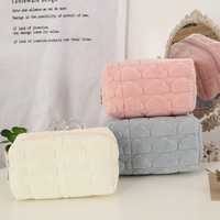 Tas Kosmetik & Makeup Beludru Lembut Portabel dengan Ritsleting dan Pegangan Lembut untuk Wanita