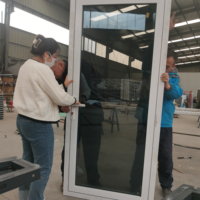 Portes et fenêtres en aluminium à impact ouragan de style moderne avec verre réfléchissant gris pour la maison