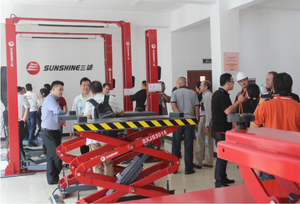 Merek Sunshine QJ-Y-2-40 Angkat Mobil Dua Tiang, Plat Dasar 4.0T 2 Tiang, Lift Kendaraan - Product Image 6