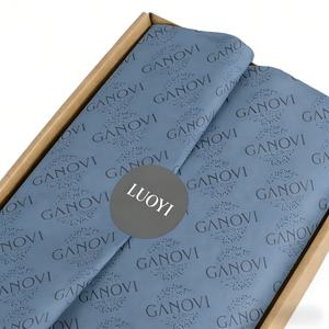 Emballage cadeau personnalisé en papier synthétique enduit d'un côté, imprimé pour chaussures, vêtements, chaussettes, avec logo noir et or, résistant à l'humidité - Product Image 1