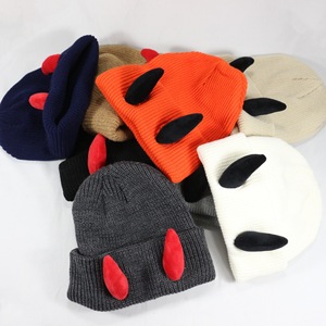 Gorro <span class=keywords><strong>de</strong></span> punto sin borde <span class=keywords><strong>de</strong></span> alta calidad con cuernos <span class=keywords><strong>de</strong></span> buey y logotipo bordado, estilo novedoso para Halloween, gorro <span class=keywords><strong>de</strong></span> invierno, venta al por mayor - Product Image 2